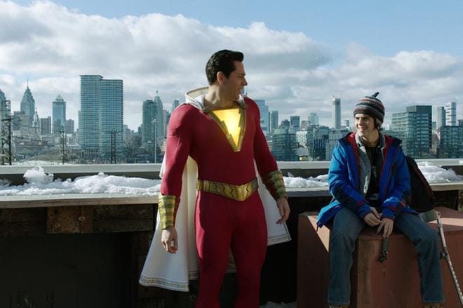 Zachary Levi esittää Shazamia ja Jack Dylan Grazer Freddy Freemania Shazam-supersankarielokuvassa. KUVA: WARNER BROS PICTURES