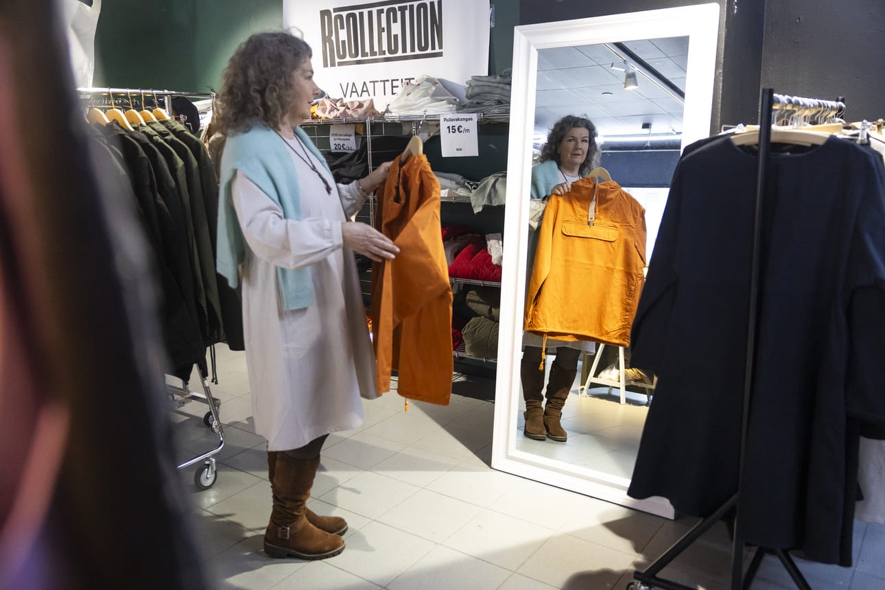 Rockseri Oy:n pop up -myymälässä Oulussa työskentelevä Seija Kaila esittelee anorakkia.