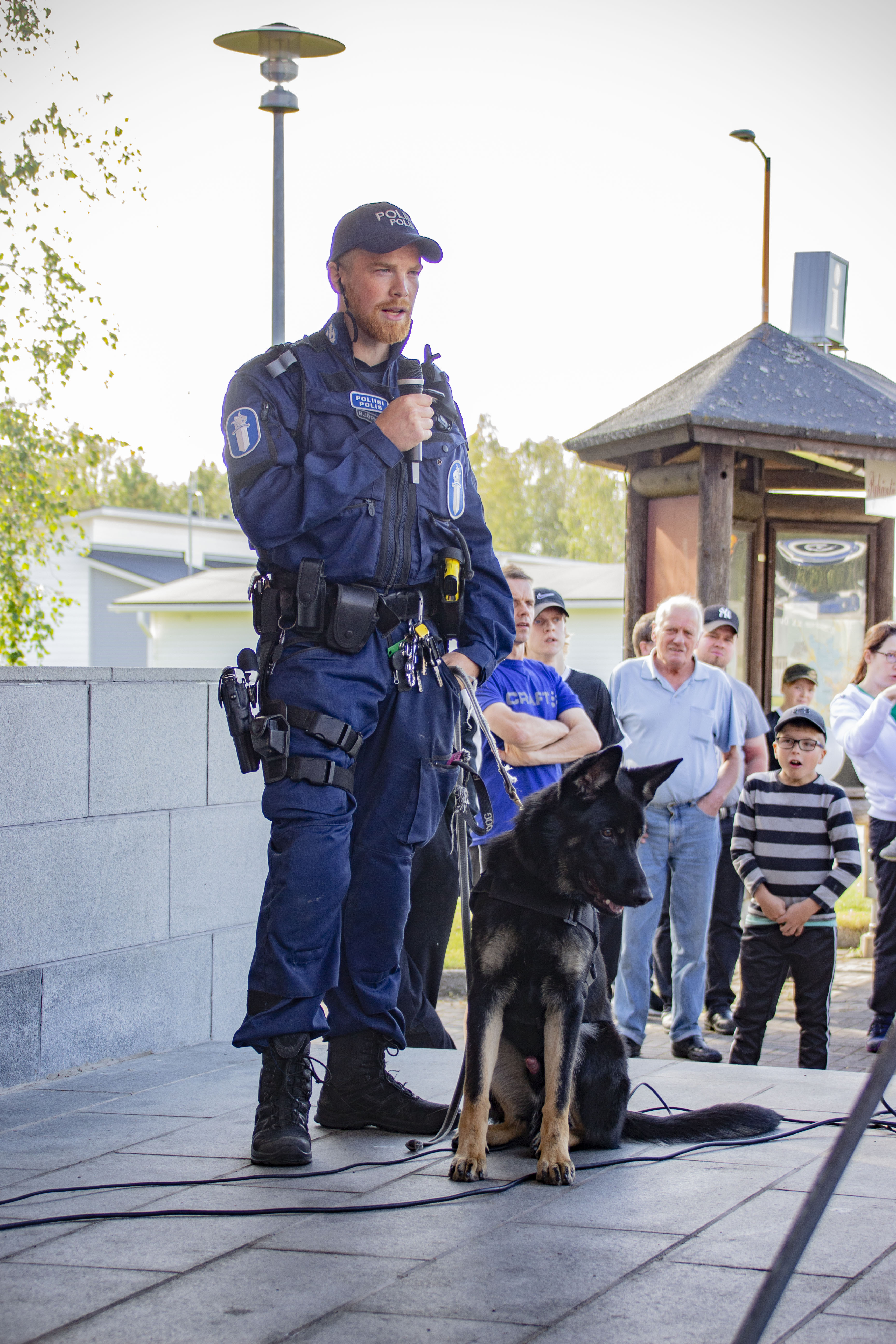 <p>Tuleva partiokoira Roope käy parhaillaan poliisikoirakoulua, josta se valmistuu 2 vuoden kuluttua. Roopen ohjaajana toimii Joel Björkskog.</p>