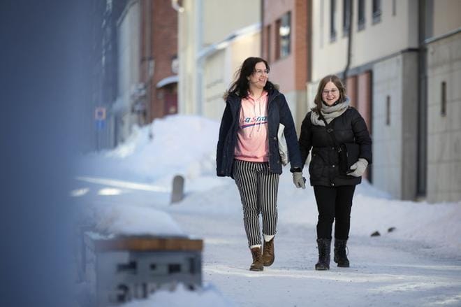 Ira Kauppinen ja Laura Lehtinen ovat tyytyväisiä, että rohkaistuivat ottamaan yhteyttä SPR:n ystävävälitykseen. He ovat tunteneet nyt toisensa muutaman kuukauden. KUVAT: JARNO PELLINEN