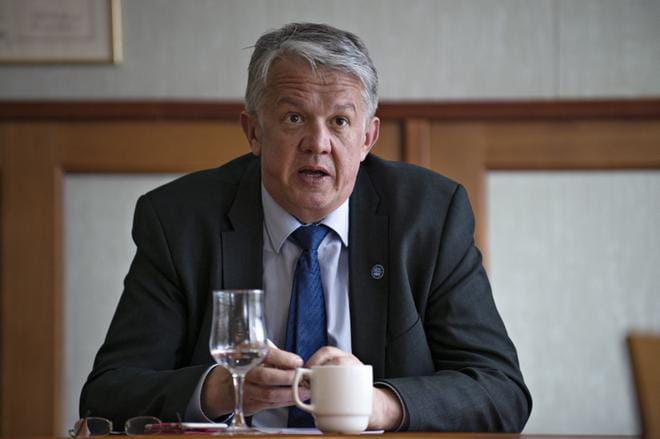 Alkoholilain kokonaisuudistus keräsi lausuntokierroksella paljon kritiikkiä. Perhe-ja peruspalveluministeri Juha Rehula myöntää, että säännöksissä on selkeytettävää. Kuva: Lassi Puhtimäki