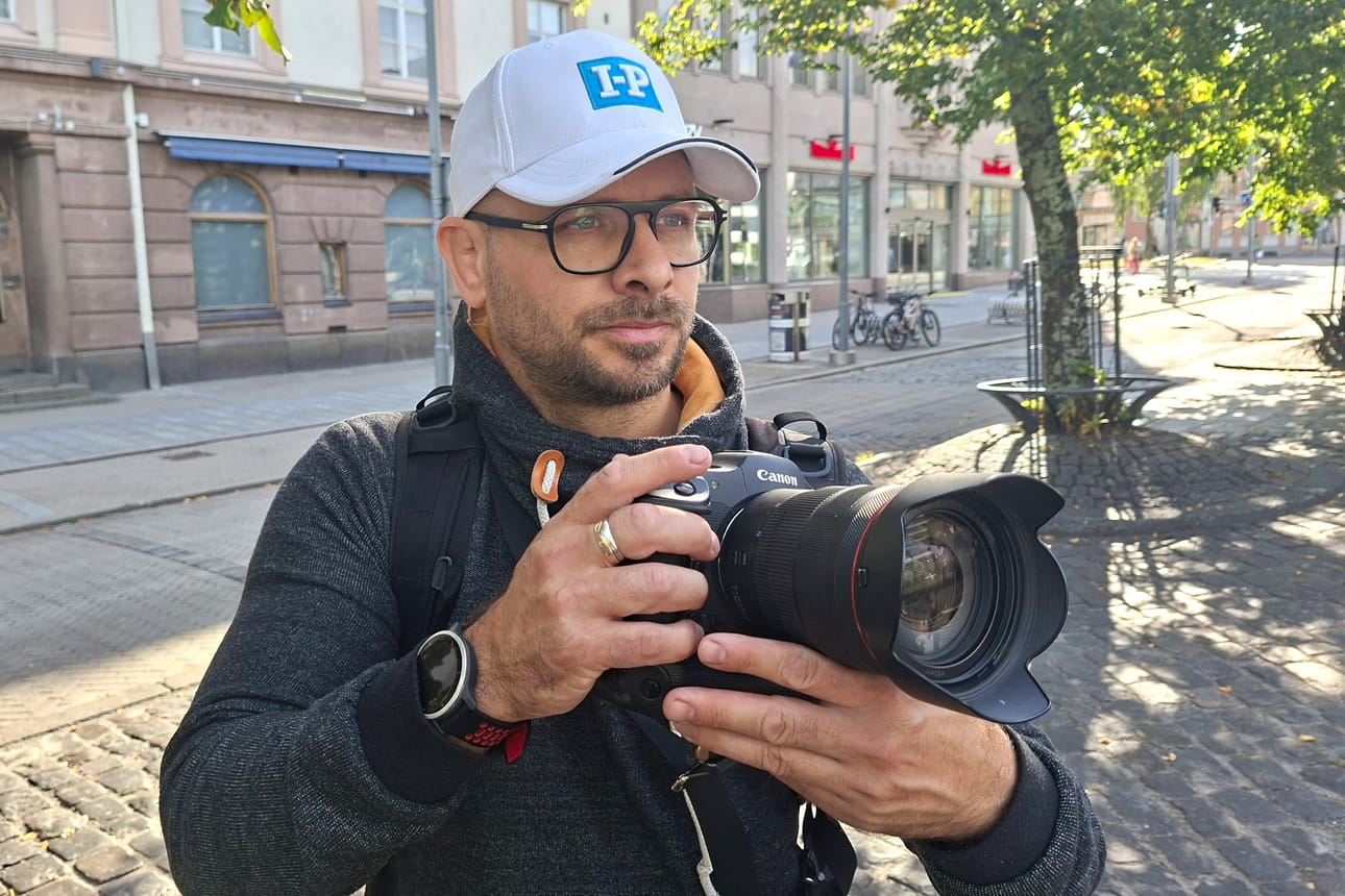 Ilkka-Pohjalaisen valokuvaaja Jarno Pellinen kertoo työstään ja esittelee tarinoita lehtikuviensa takaa torstaina 3. syyskuuta. Ilkka-Pohjalaisen yleisötilaisuus Vaasan toimituksessa on maksuton.