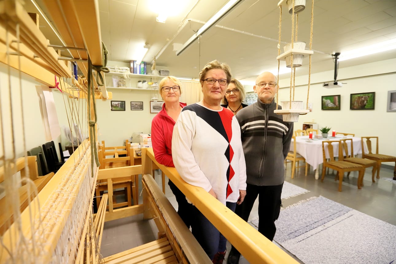 Arja Tervonen (edessä vasemmalla), Kalevi Huhtala, Hilkka Mattila ja Mari Huhtala toivovat, että kyläläiset vierailisivat mielellään kylätuvalla.