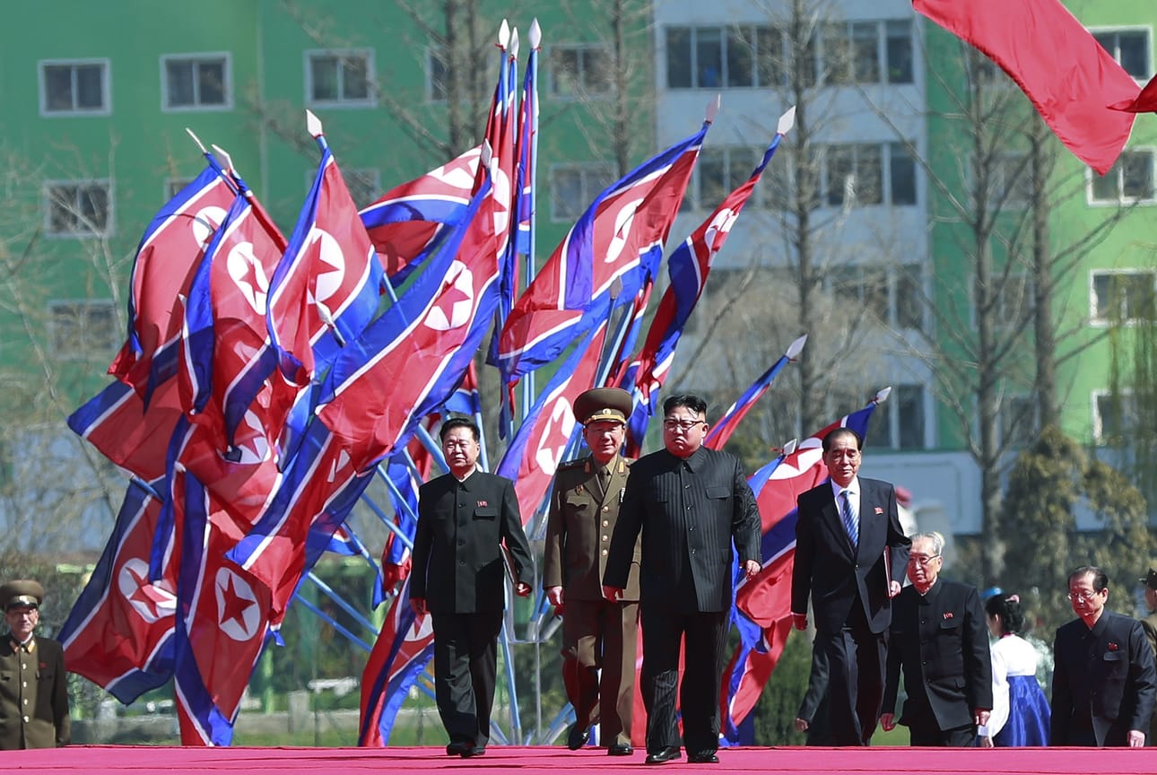 Pohjois-Korean johtaja marssii sotilaiden kanssa Ryo Myong kadulla huhtikuussa. Kim Jong-un on maan kolmas johtaja. Ennen häntä maata johtivat hänen isänsä ja isoisänsä. Kim Jong-unin isä valitsi seuraajakseen nuorimman poikansa, koska hän oli isoveljeään vahvaluontoisempi. Kulttuuria ja sähkökitaran soittoa harrastava isoveli asuu yhä Pohjois-Koreassa.