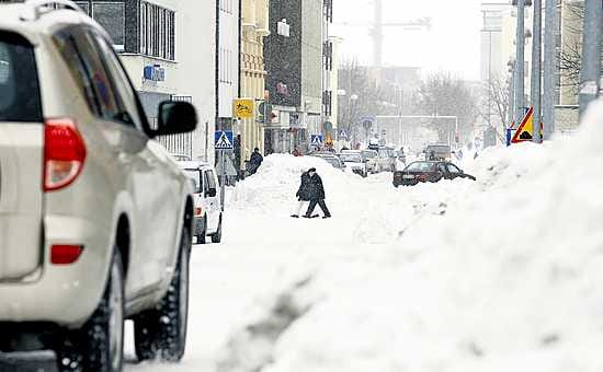 Lumisateet näkyvät kasoina kadun varsilla Oulussa. Viikonloppuna sataneesta lumesta huolimatta hanget jäävät vielä noin kymmenen senttiä helmikuun lopun normaalista keskiarvosta.