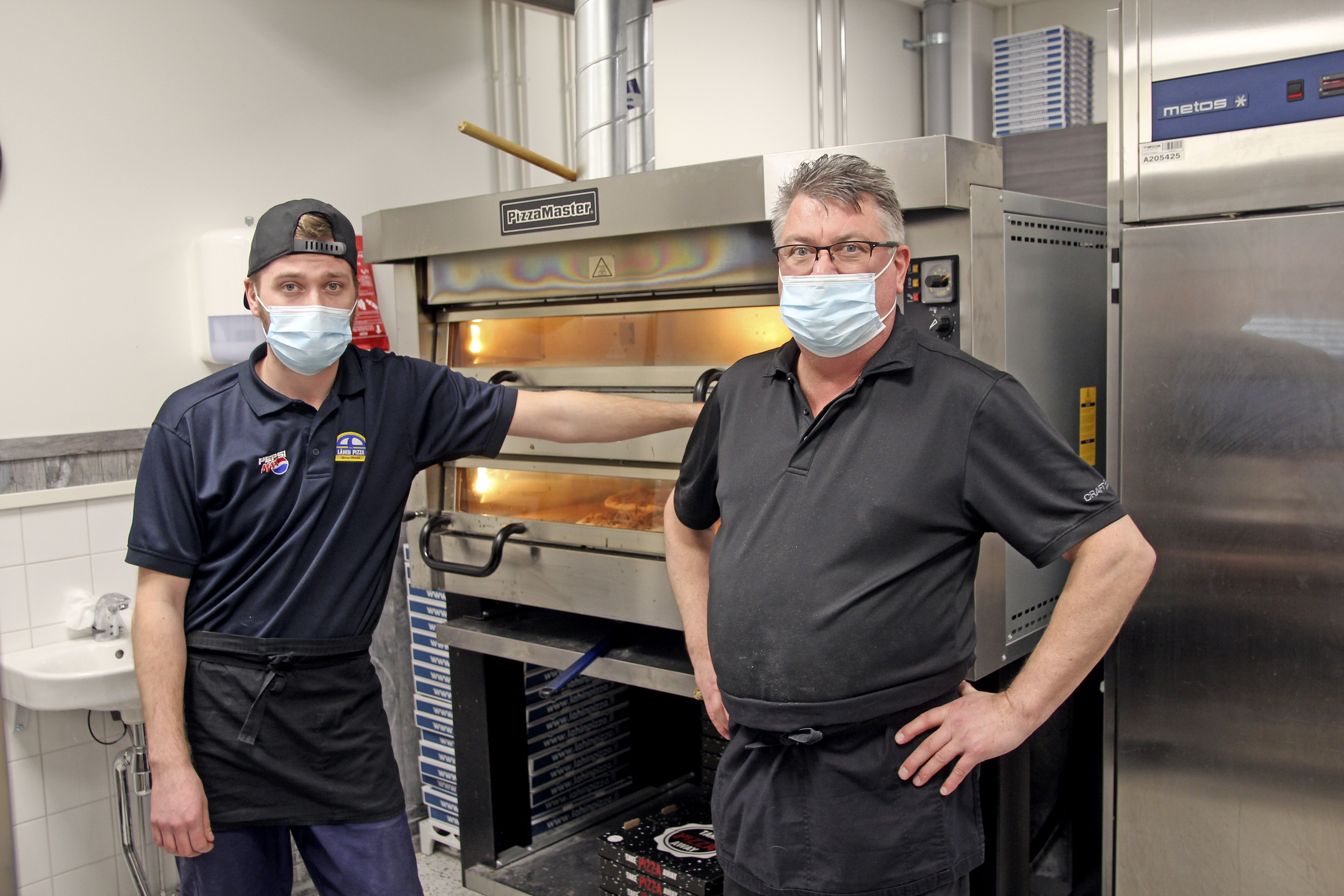 Isän ja pojan Lähin Pizza sai kempeleläiset liikkelle –haastattelukaan ei meinannut onnistua, kun tekijöillä oli tiskin takana kiire