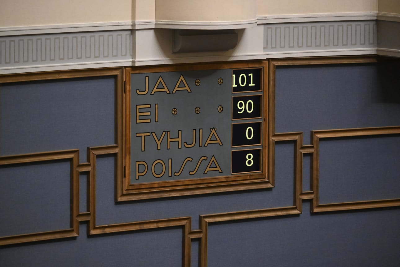 Eduskunta äänesti tiistai-iltana hallituksen ja pääministerin luottamuksesta pitkien keskustelujen jälkeen.