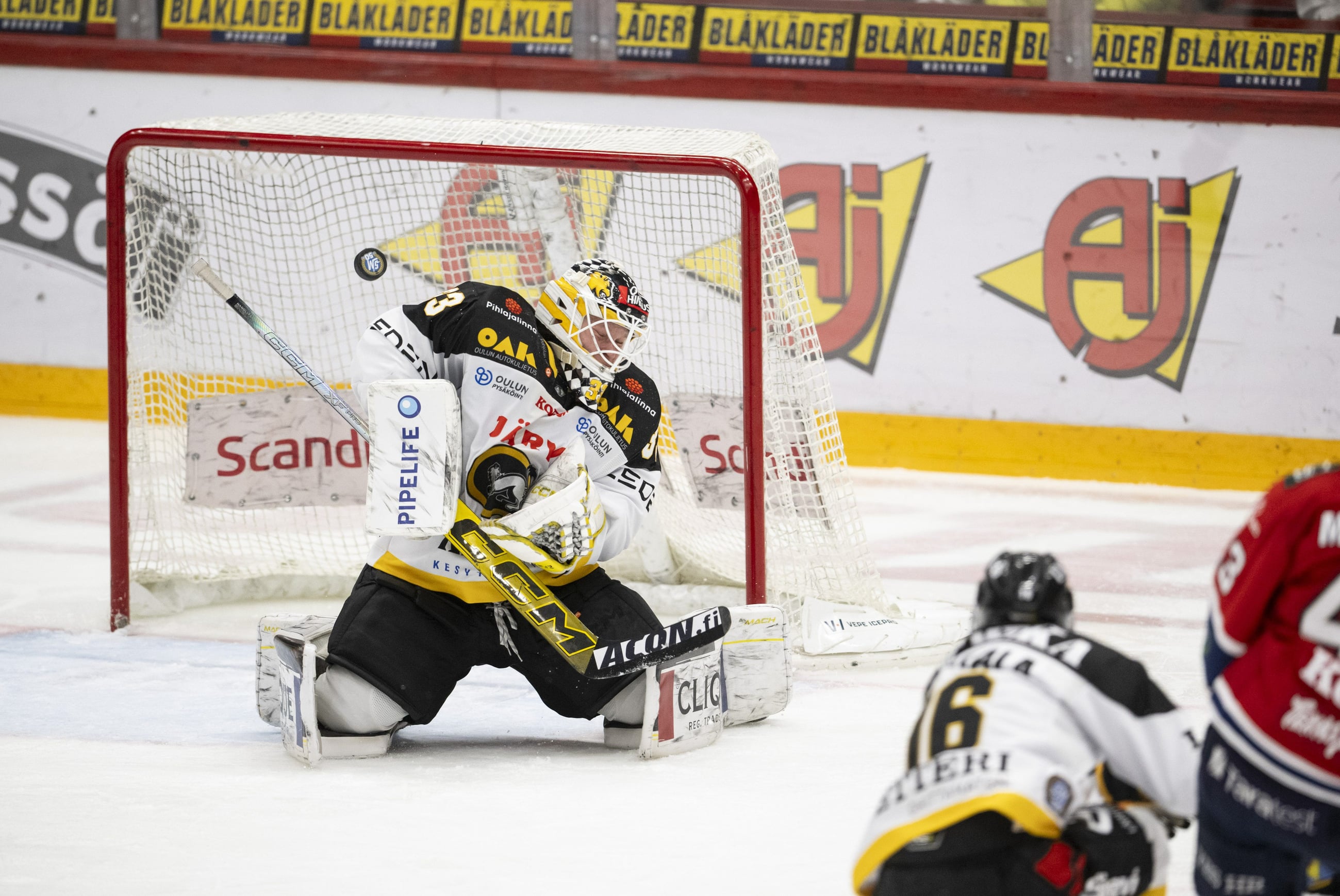 Kärppien maalivahti Tomi Karhunen vauhdissa, kuva on perjantain ottelusta.