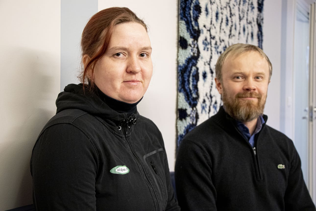 Anna Widnäs kävi Gumeruksen koululla kertomassa yrittäjien lahjoituksesta rehtori Jusa Honkalalle.