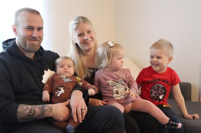 Mika Järvinen saa isänpäivänä aamiaisen vuoteeseen. Niin lupaavat Emma Kulmala sekä lapset Eino, Nea ja Joel. KUVA: EEVA-LIISA KULJU