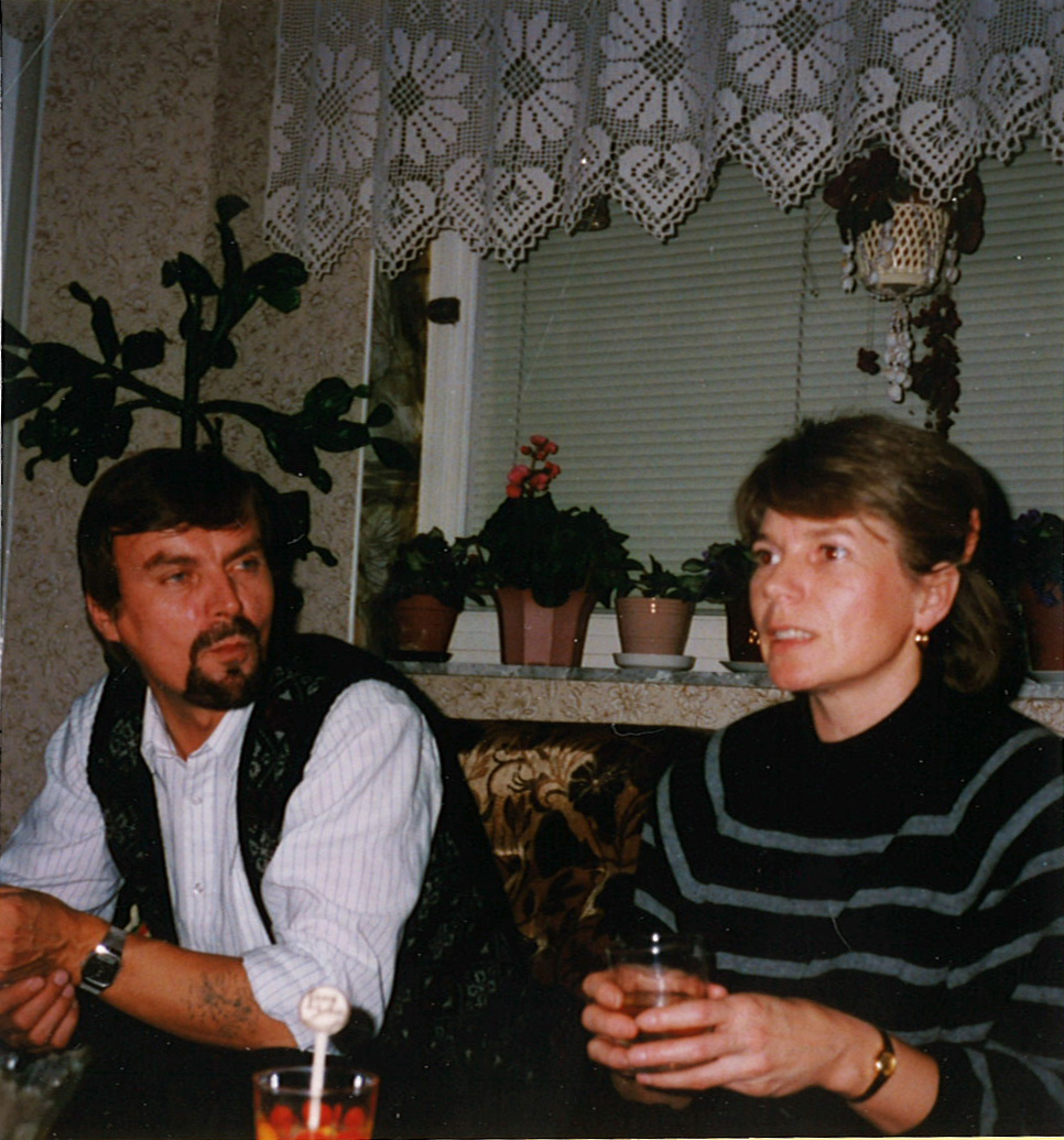 Vaikka Saapunkien pariskunta keskittyy kesälomillaan paljolti vain paiskimaan töitä, ovat he todistettavasti ehtineet myös istahtaa alas. Kuva on otettu 1980-luvulla.