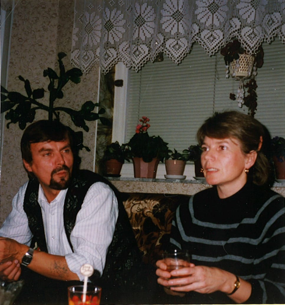Vaikka Saapunkien pariskunta keskittyy kesälomillaan paljolti vain paiskimaan töitä, ovat he todistettavasti ehtineet myös istahtaa alas. Kuva on otettu 1980-luvulla.