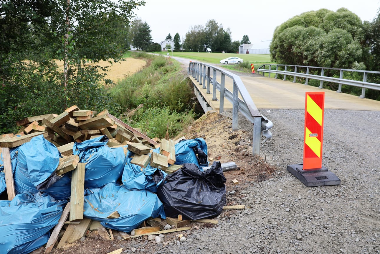 Ylijäänyttä rakennustavaraa Junttilansillan pielessä Isojoen Villamolla. Sillan remontin arvioidaan valmistuvan syyskuun aikana.
