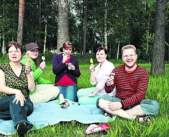 Testiryhmässä jäätelöitä maistelivat Anna Lehtisaari (vas.), Emma Järvenpää, Sanna Tarvainen, Virpi Vaara ja Sami Savilaakso.