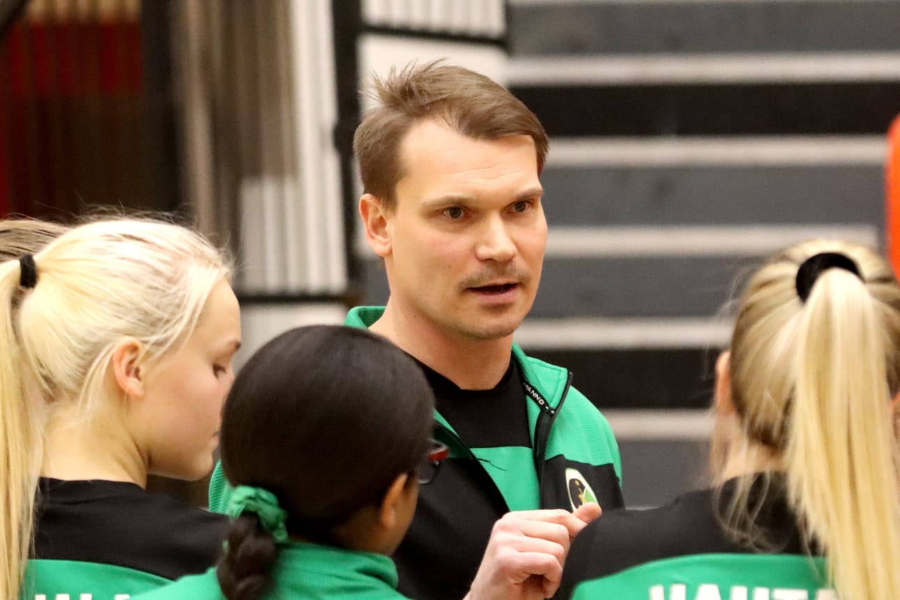 Patrik Ojaniemi luotsaa Kiiston naisia tälläkin kaudella.