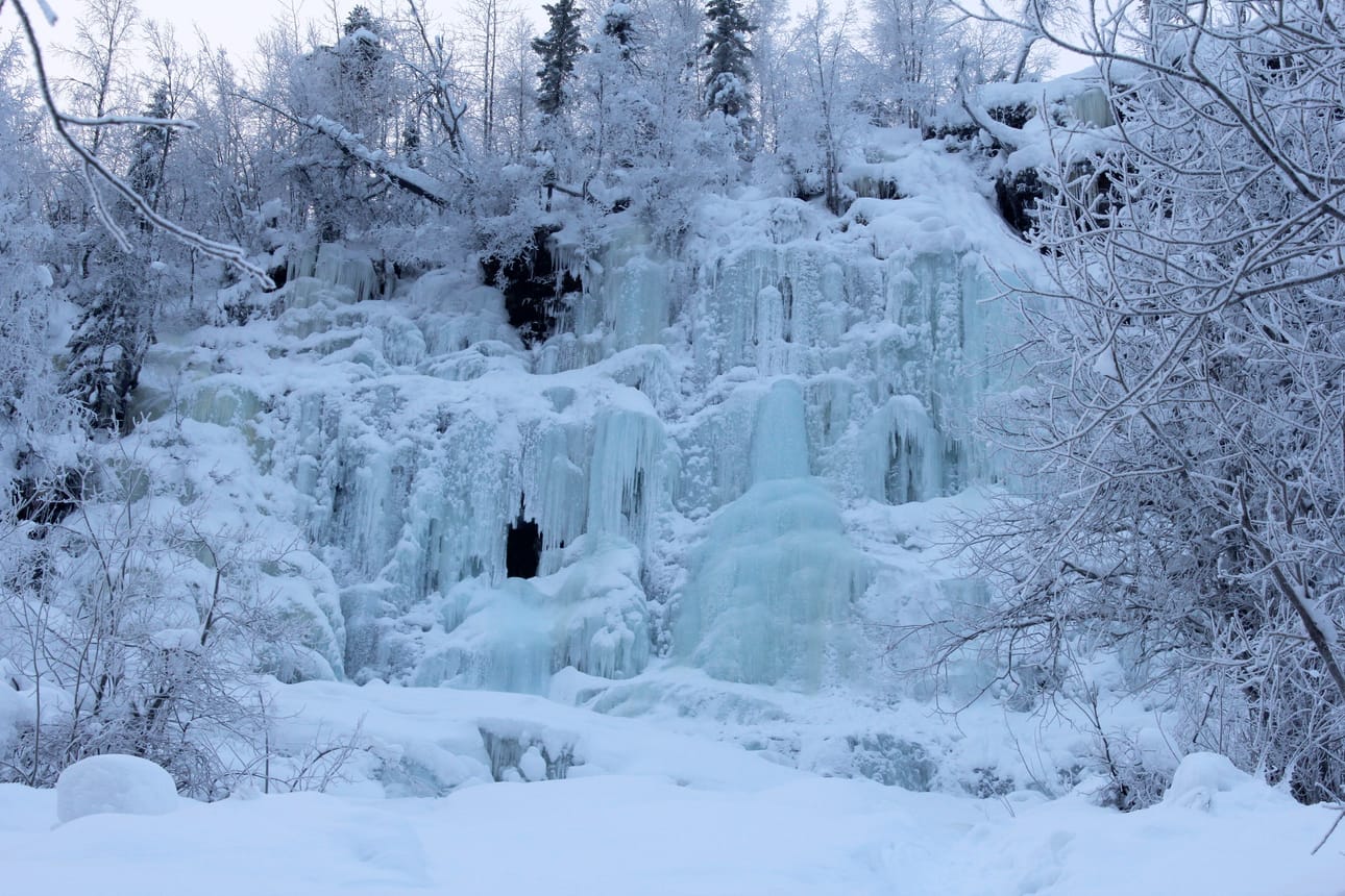Korouoman jääputouksia.