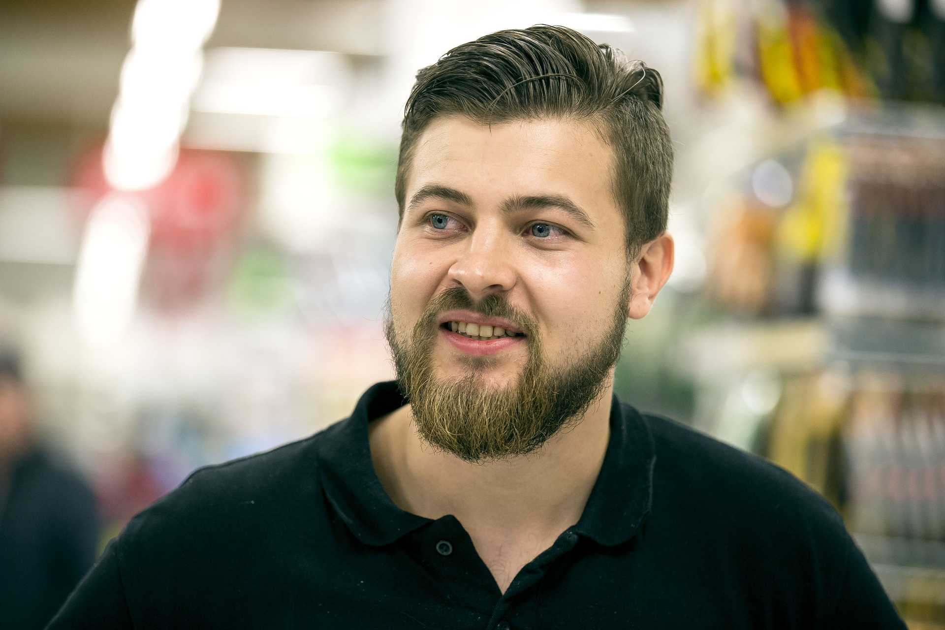 Myymäläpäällikkö Janne Paananen ei nukkunut avajaisia edeltävänä yönä sekuntiakaan. Mutta silti mies jaksoi hymyillä asiakkaille.