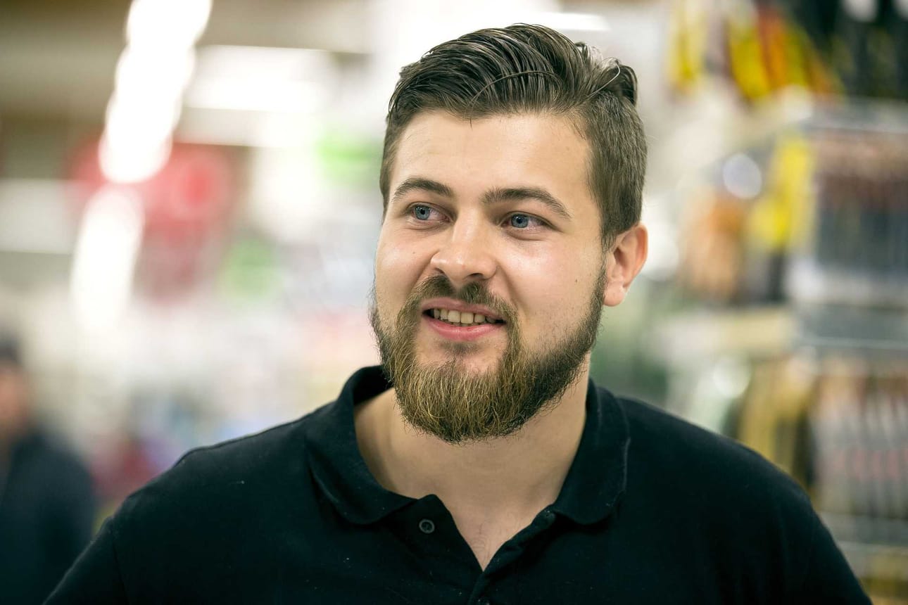 Myymäläpäällikkö Janne Paananen ei nukkunut avajaisia edeltävänä yönä sekuntiakaan. Mutta silti mies jaksoi hymyillä asiakkaille.