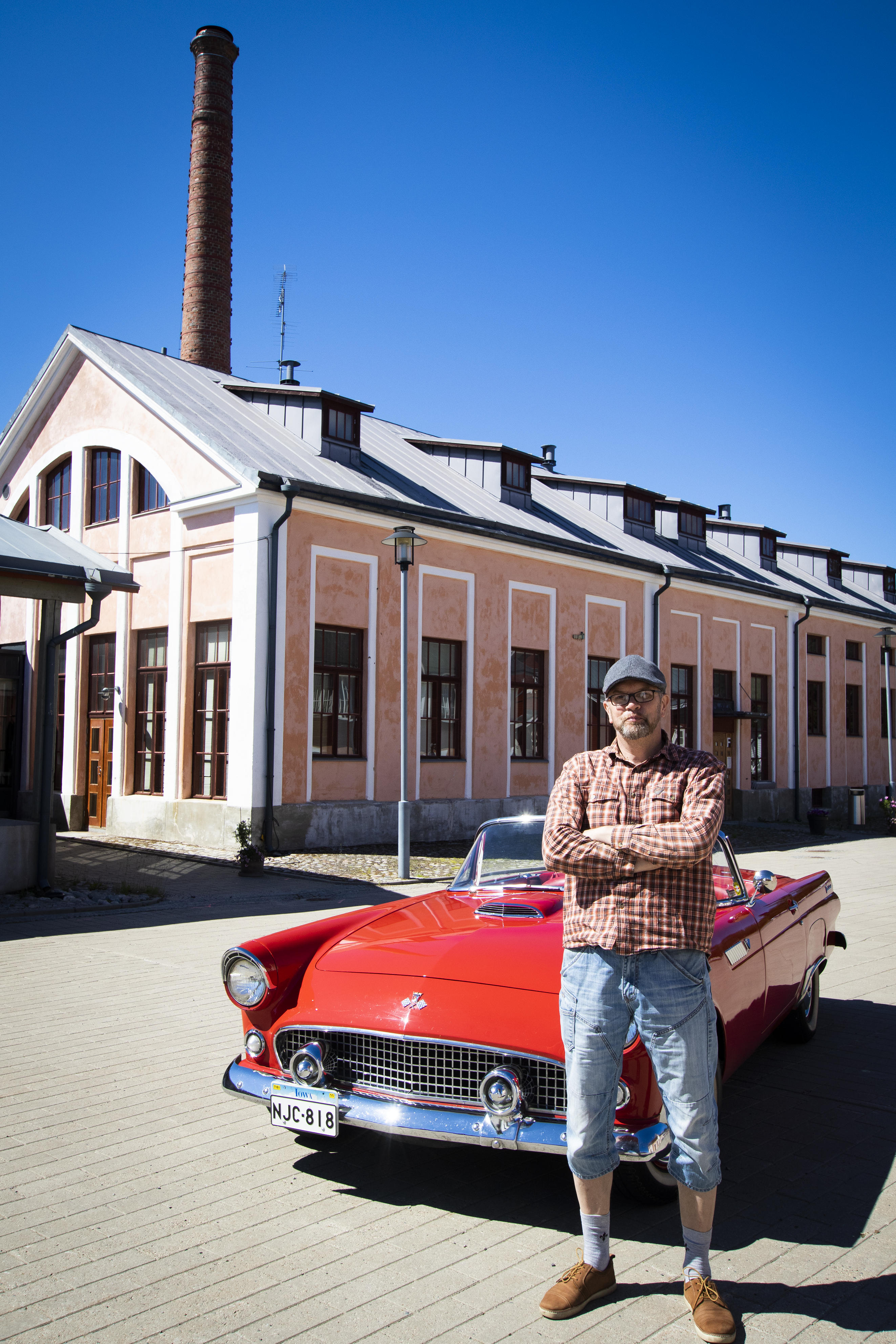 Historian havinaa. Tyrnävän kunnalla työskentelevä Riiski on ollut tekemässä Myllykirjaston remonttia. Thunderbird sopii tähänkin maisemaan hyvin.