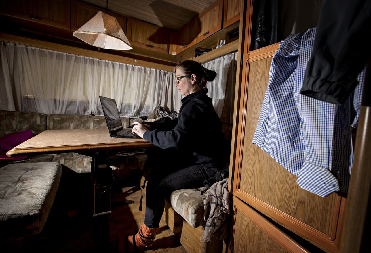 Ennen Oulua Anne Juutinen on ollut reissutyössä Kuopiossa. Vieremältä ei ole löytynyt työtä Juutisen aviopuolisollekaan.