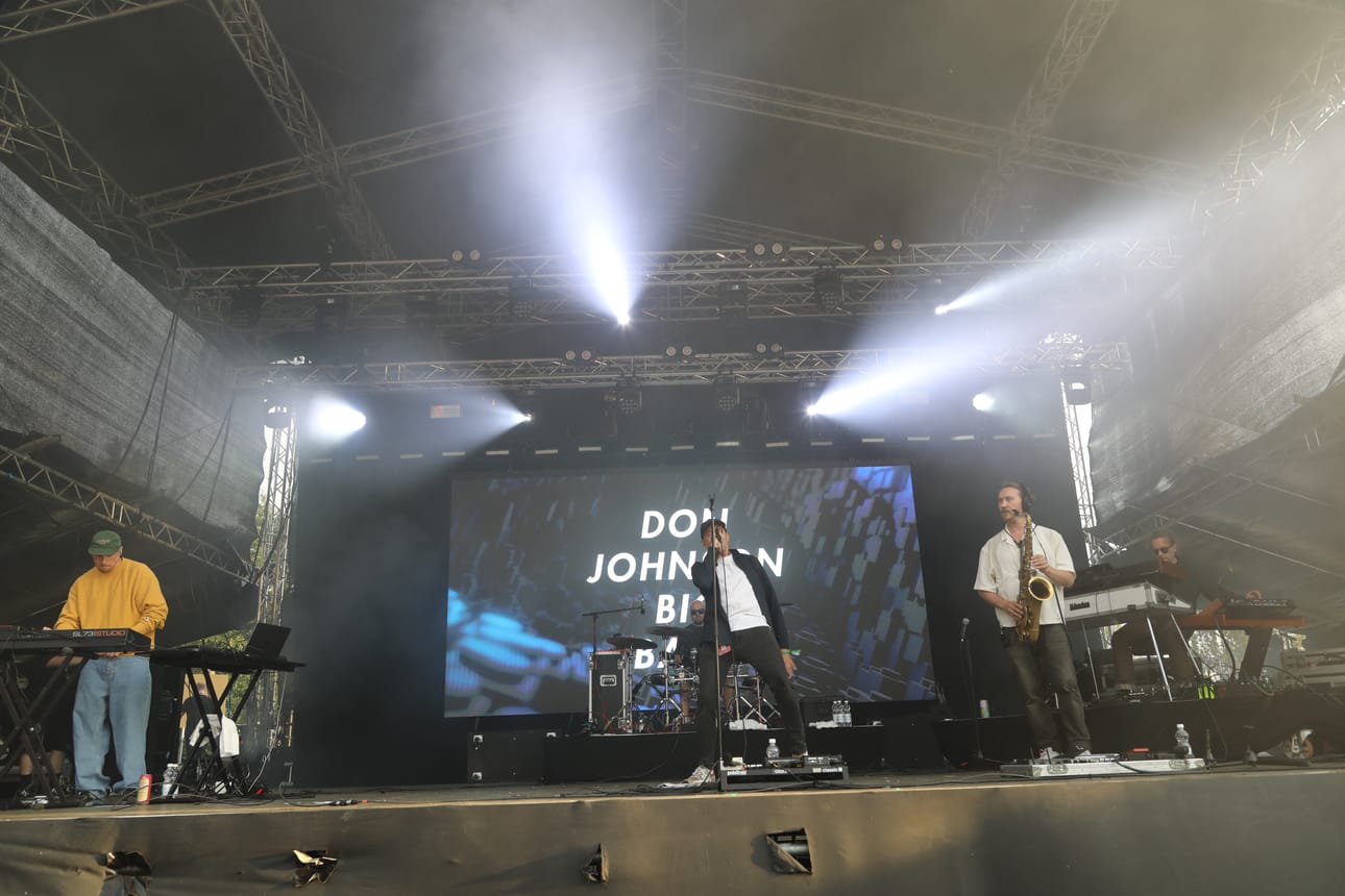 Don Johnson Big Band astui esiin hämärtyvään iltaan kello 21.