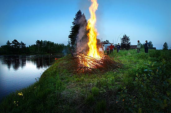 Kokon polttaminen on kiellettyä suuressa osassa Pohjois-Suomea metsäpalovaaran takia.