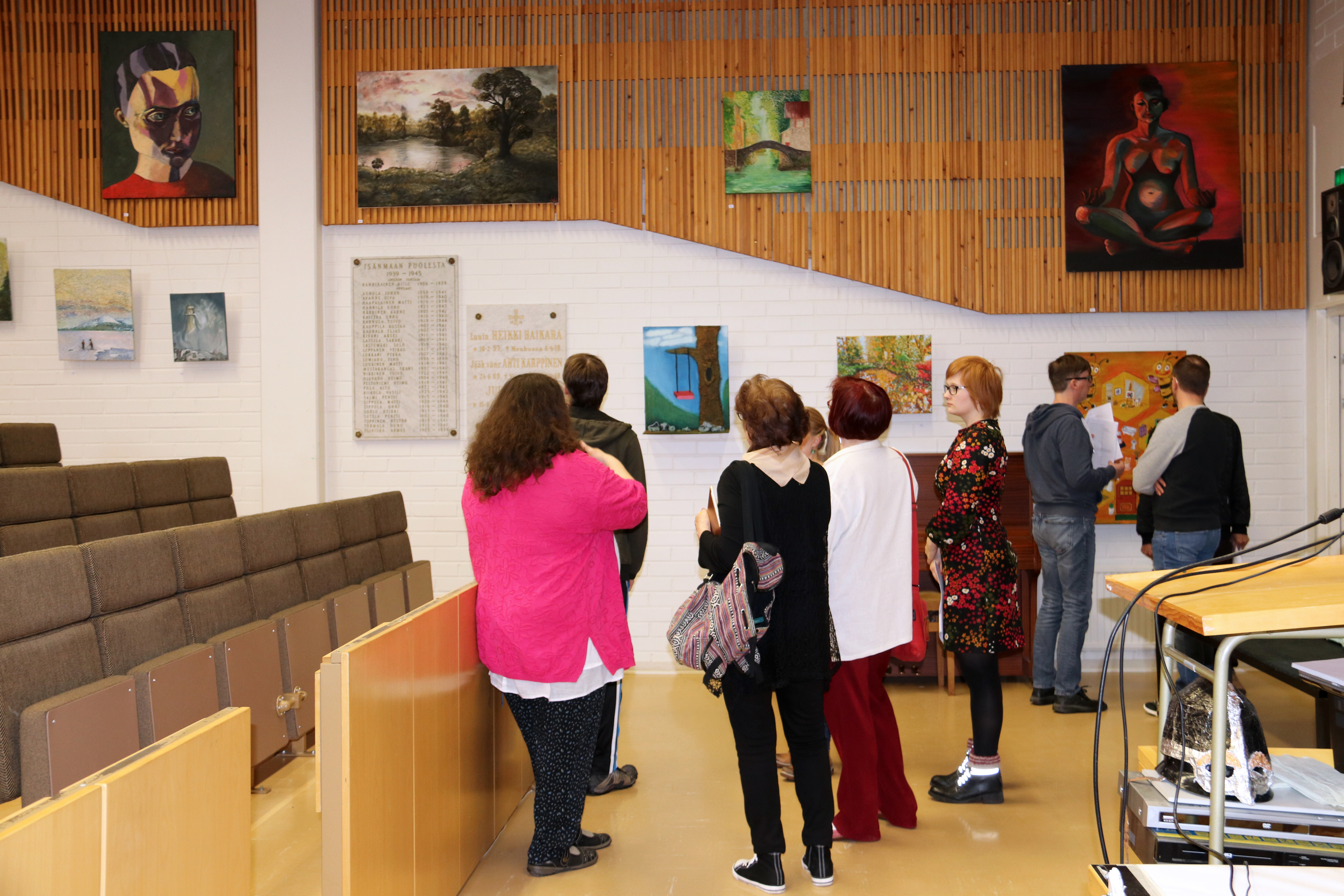 Taideteokset herättivät kiinnostusta. Ylhäällä toisena vasemmalla oleva Ville Joen maalaus Syksyinen maisema sai kovasti kiitosta kevätnäyttelyn kävijöiltä.
