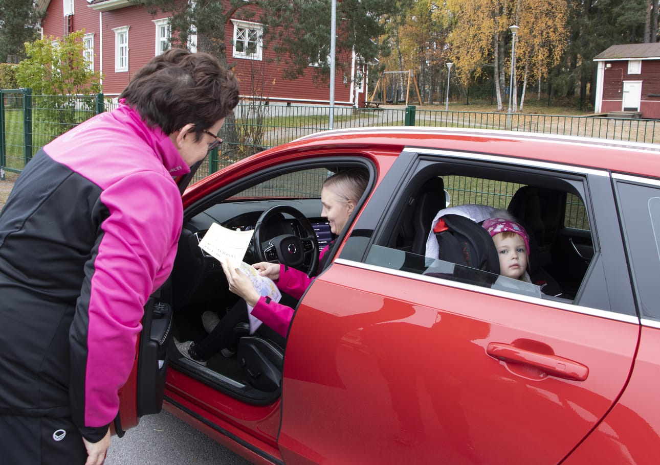 Päiväkodinjohtaja Jaana Fält lähetti illan aikana matkaan 32 autokuntaa. Liisa Jarva ja Jonna Junno starttasivat taipaleelle ensimmäisenä.