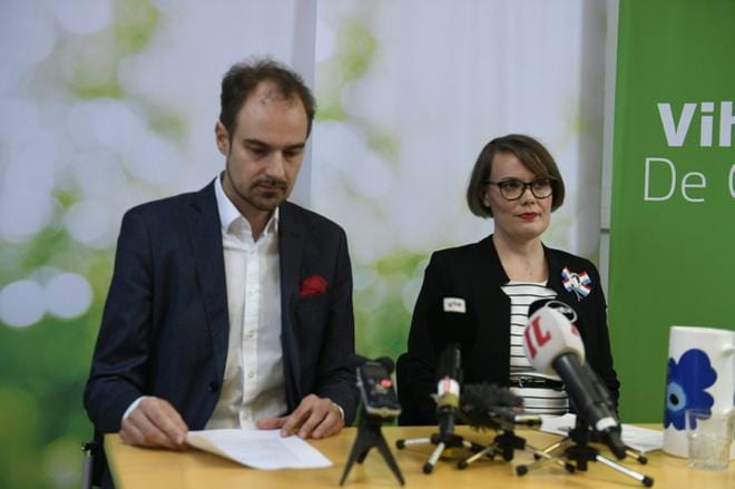 Vihreiden puoluesihteeri Lasse Miettinen ja puoluevaltuuskunnan puheenjohtaja Kaisa Hernberg kertoivat keskiviikkona Touko Aallon väistymisestä puheenjohtajan paikalta. KUVA: LEHTIKUVA/ MARTTI KAINULAINEN