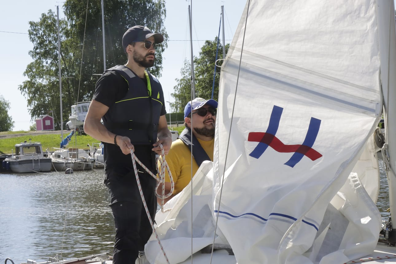 Davide Radicchi ja Julio Serrano valmistelevat Vaasan työväenpurjehdusseuran H-venettä kilpailua varten.