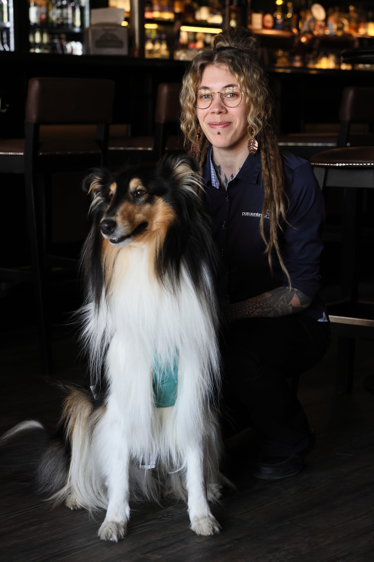 – Mikäli pubin meininki on epämieluista, pääsee Kelmi poistumaan henkilökunnan takatiloihin. Ei se sinne kyllä koskaan halua, siellä on ihan mälsää, kertoo Kelmin omistaja Melina Mäki-Penttilä.