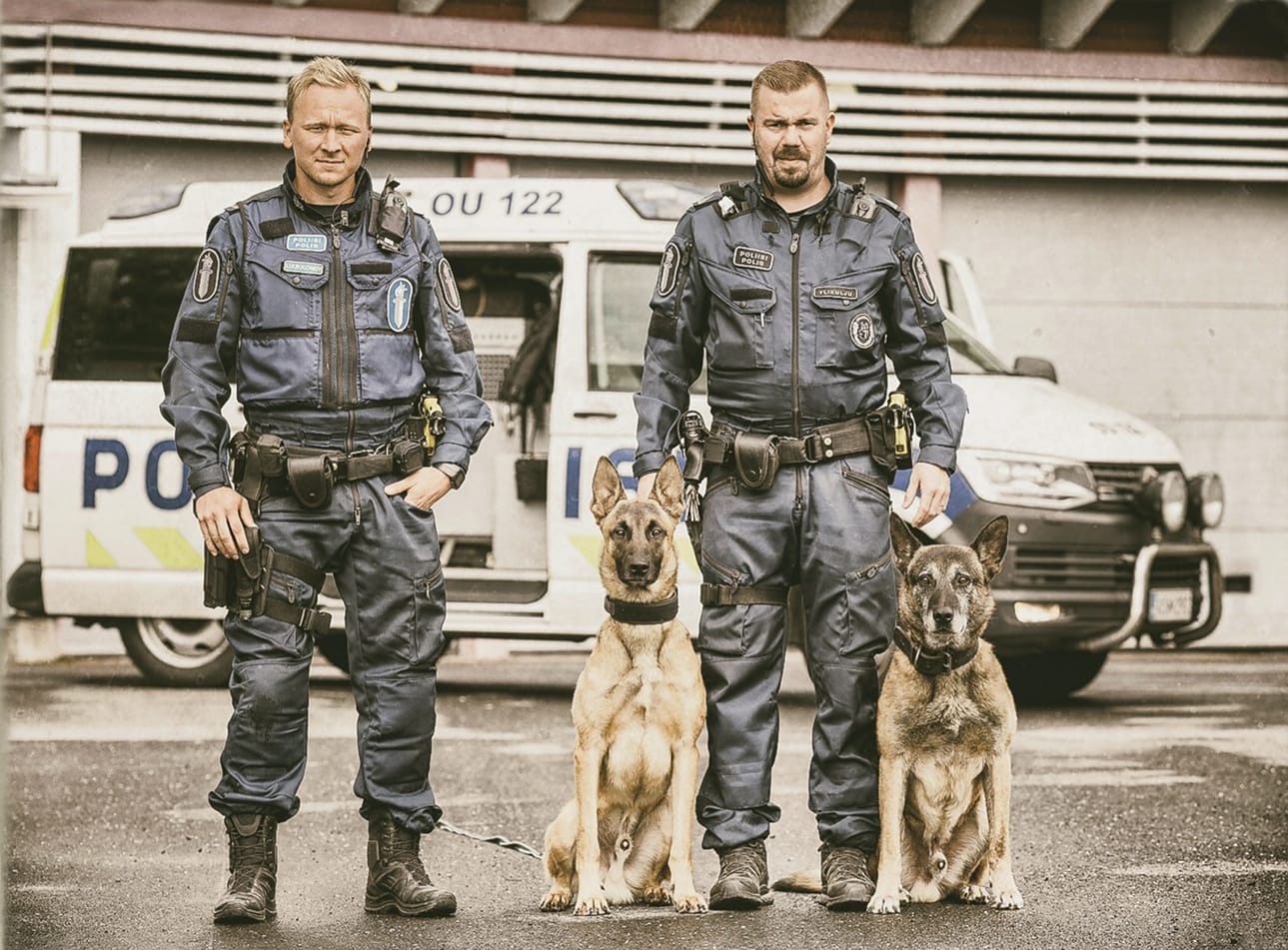 Poliisit-sarja toimii hyvänä rekrytointikanavana poliisille. Kalle Luukkosen (vasemmalla) ja Sauli Ylikuljun mukaan moni hakeutuu alalle sarjan innoittamana. Kuvauksiin osallistuminen oli kaksikon tapa kantaa oma korsi kekoon ammatin esille tuomisessa.