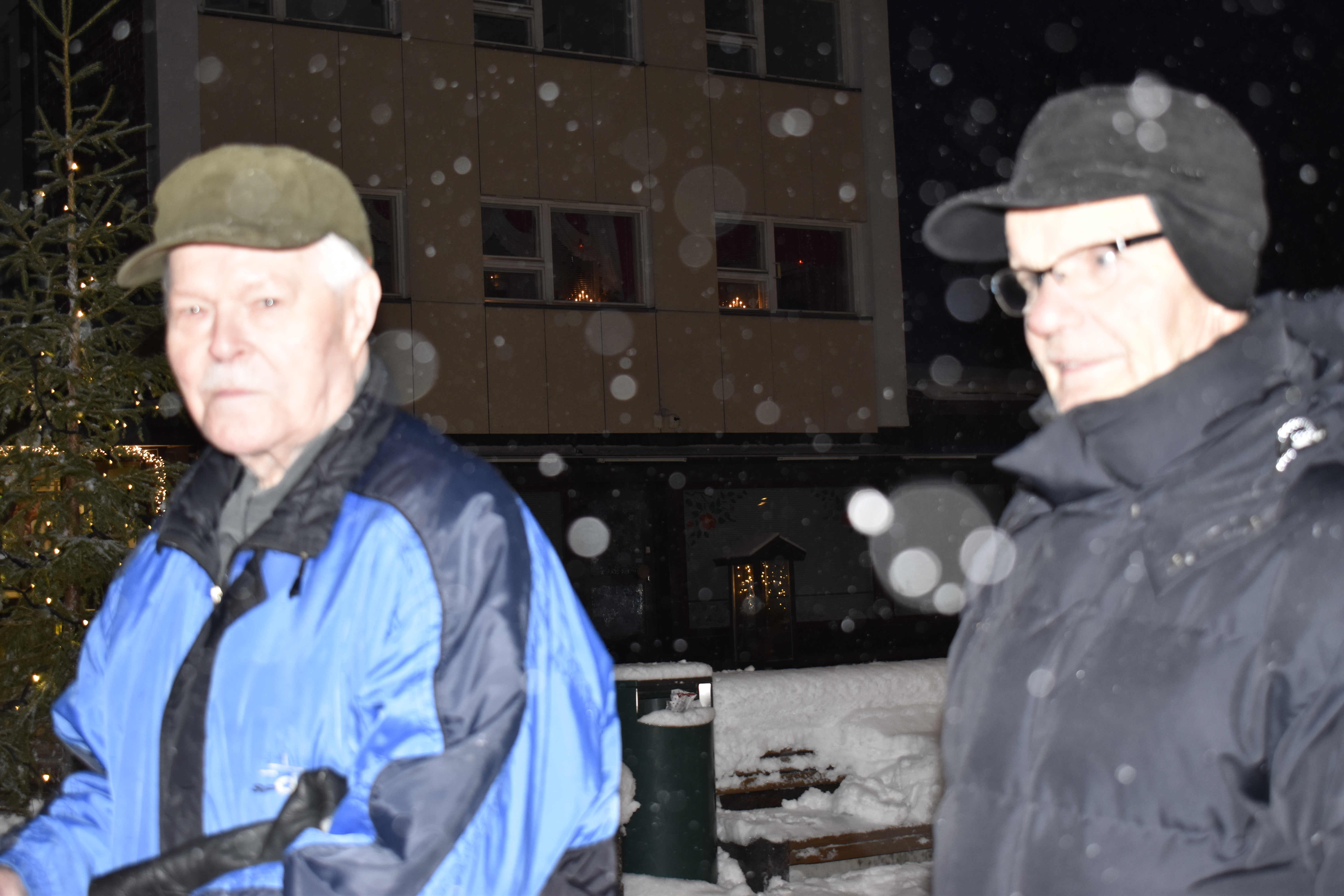 <p>Martti Väyrynen ja Esko Koivula tulivat perinteitä noudattaen Taivalkosken joulun avaukseen.</p>