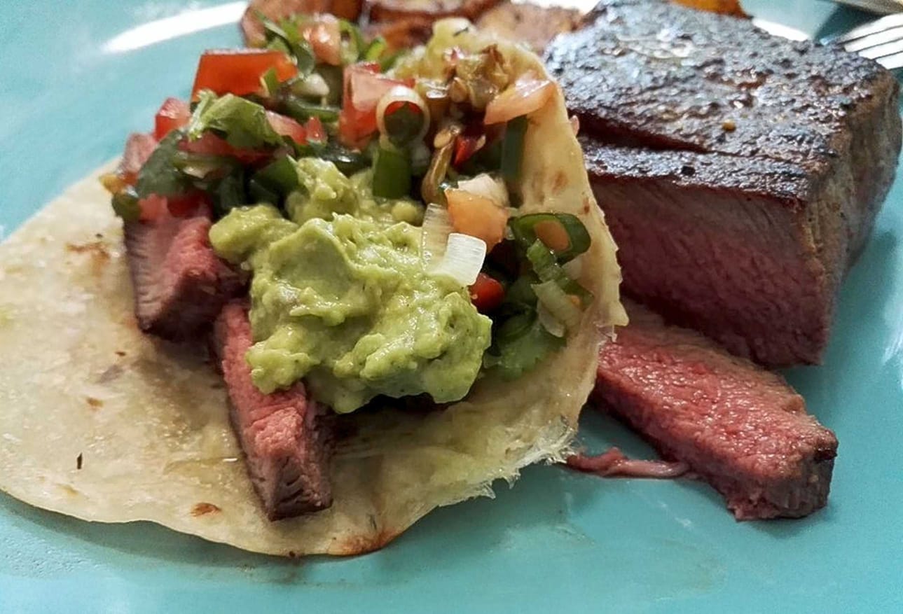 Tacot sisältävät grillattua naudanlihaa, salsaa, guacamolea ja halutessa myös juustoa. Kaikki on valmistettu alusta loppuun itse.