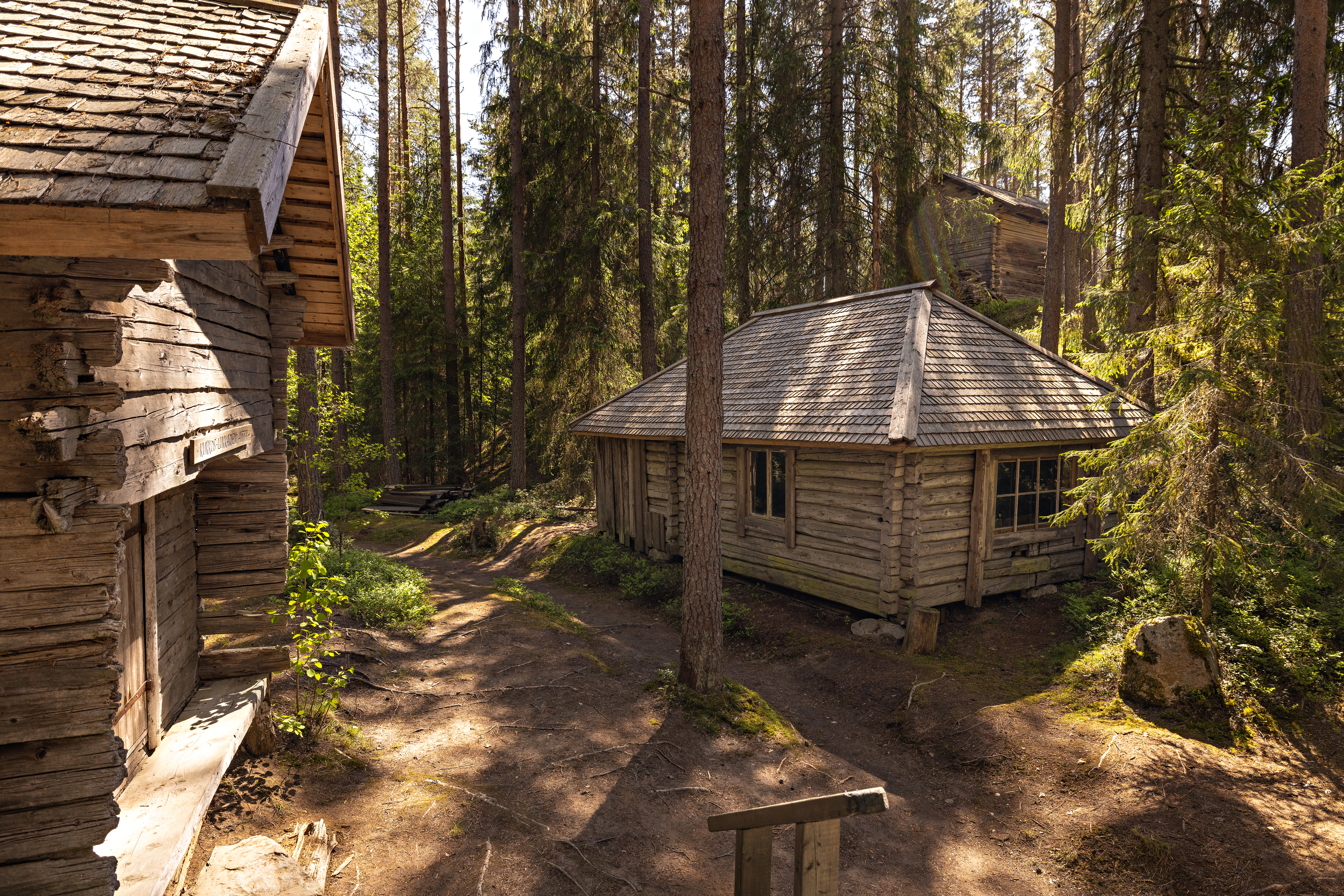 Ahmaksen kalevalainen perinnekylä sijaitsee Ahmasjärven ympärillä Rokuan vaarojen juurella.