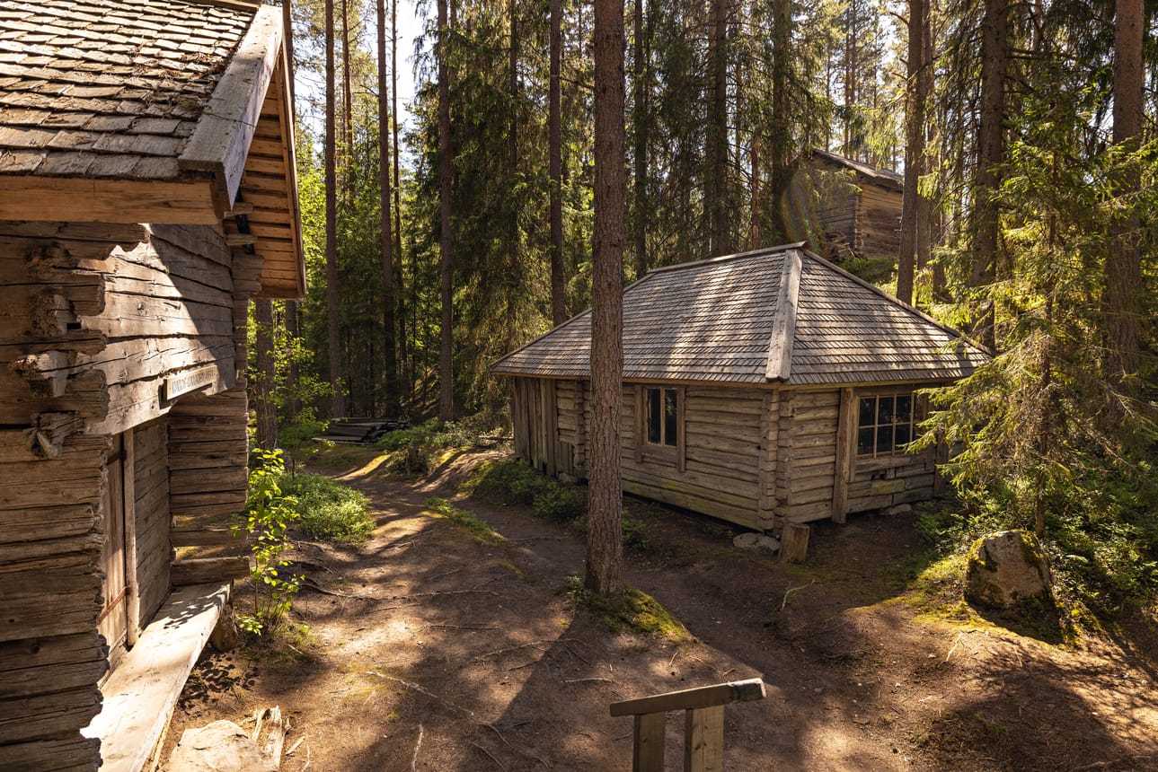 Ahmaksen kalevalainen perinnekylä sijaitsee Ahmasjärven ympärillä Rokuan vaarojen juurella.