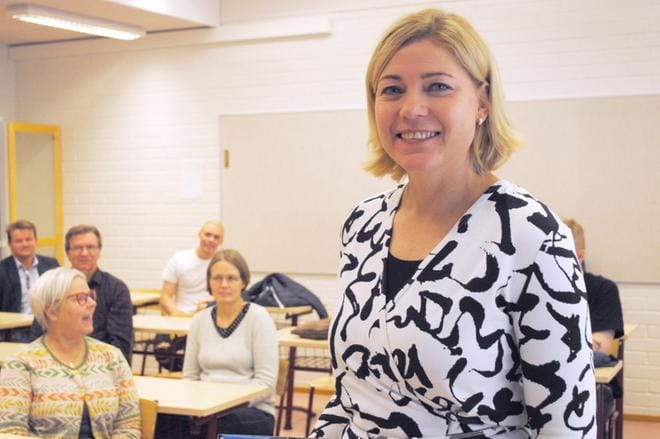 Kuortaneen lukiolla europarlamentaarikko Henna Virkkunen kertoi työstään ja EU-parlamentin ajankohtaisista asioista. KUVA: EEVA-LIISA KULJU