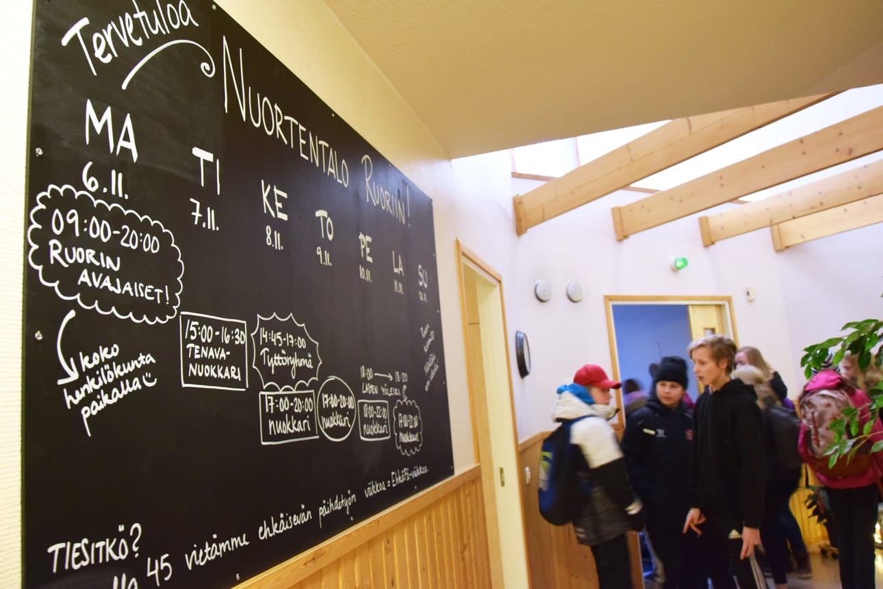 Viikko-ohjelma kirjoitetaan käytävän varrella olevaan liitutauluun.