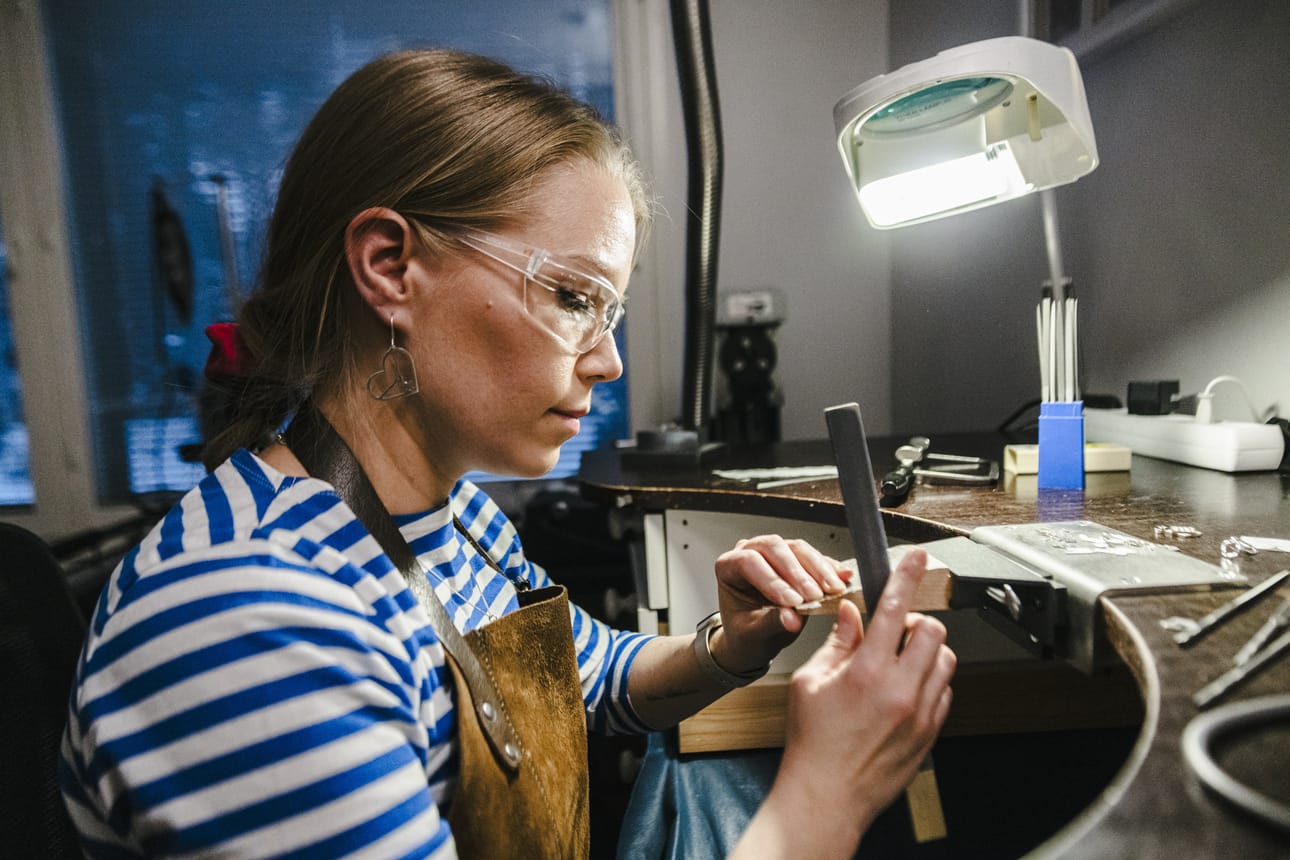 Hopeaseppä Riia Valvimo on valinnut korumetallikseen hopean sen kauniin ulkonäön ja erinomaisen työstettävyyden vuoksi. Vaikka kulta olisi unelmamateriaali, sen korkea hinta rajoittaa käyttöä. – Opiskeluaikana tein yhden kultakorun. Kultaa olisi helpompi käsitellä, koska se on metallina pehmeämpää.