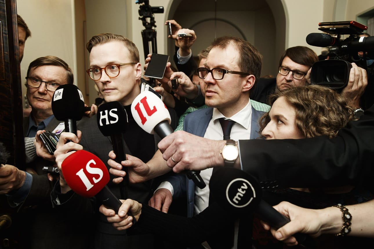 Kiinnostus uutisia kohtaan on Suomessa suurempaa kuin monessa muussa vertailun kohteena olleessa maassa. Kuvassa toimittajia hallitustunnusteluihin liittyneessä tiedotustilaisuudessa eduskunnassa toukokuussa 2019. LEHTIKUVA / Roni Rekomaa