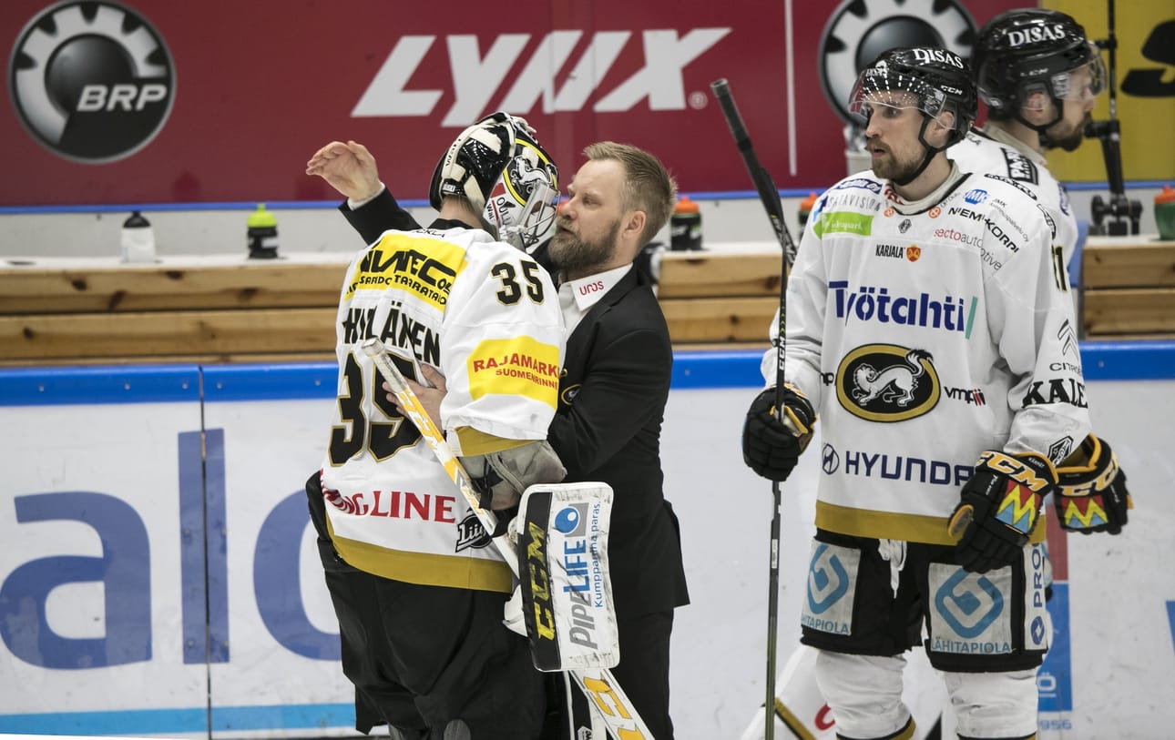 Kärppien päävalmentaja Mikko Manner kannusti maalivahti Veini Vehviläistä finaaliottelun ratkeamisen jälkeen.