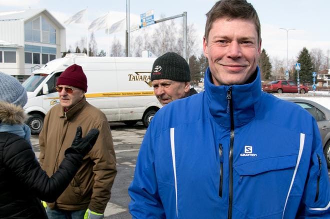 Manu Yli-Juoni sanoo, että kauppojen pihoille ja toreille pystytettävät vaalikojut ovat edelleen tärkeä osa kampanjointia ja niissä käy väkeä. Yli-Juoni päätti omat vaalitilaisuutensa Kauhajoelle keskiviikkona. KUVA: JORMA HAVULA