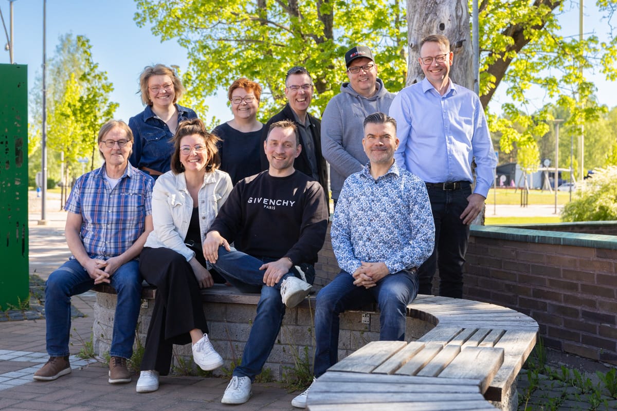 Kuvassa hankeasiantuntija Reetta Yli-Hynnilä (ylh. vas.), Kurikan Yrittäjänaisten pj. Kreetta Luoma, yritysasiantuntija Jussi-Pekka Kurikka, Kurikan Yrittäjien pj. Rami Ala-Nisula, kaupunginvaltuuston pj. Marko Viitala, elinvoimalautakunnan pj. Jari Isohella (alh. vas.), yritysasiantuntija Anne Bäckström, kaupunginhallituksen pj. Olavi Kandolin ja elinvoimajohtaja Juha Luukko.