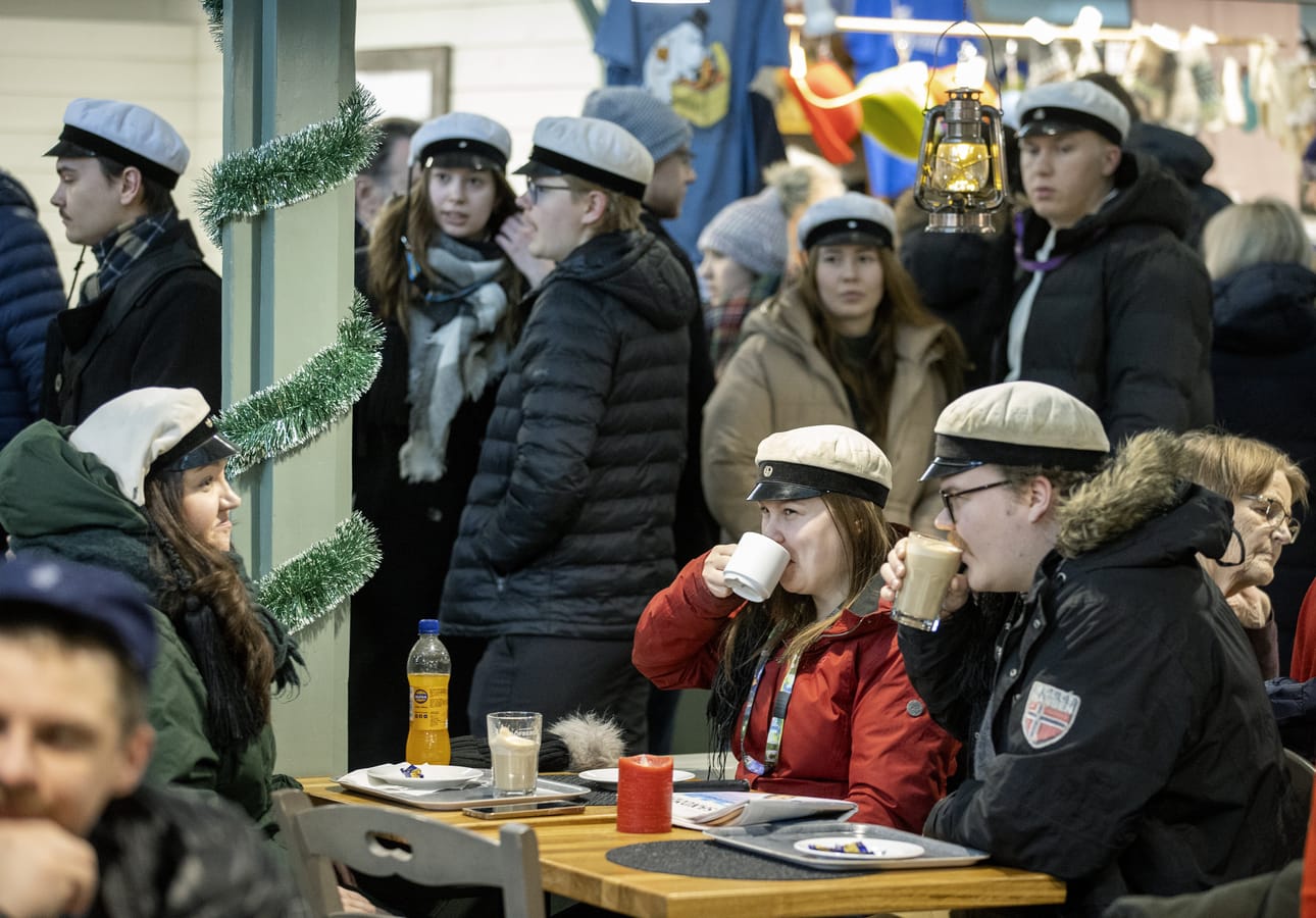 Teekkareiden tempaus piristi Oulun kauppahallin lauantaipäivää.