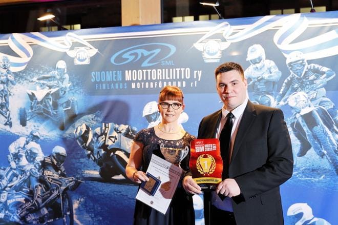 Mikko Sohlström ja Jonna Kontoniemi kävivät pokkaamassa ASMP:n palkinnon Lahdessa juhlagaalassa. Suomen Moottoriliitto myönsi Alavuden kerholle pronssien ansiolevykkeen. KUVA: SUOMEN MOOTTORILIITTO RY