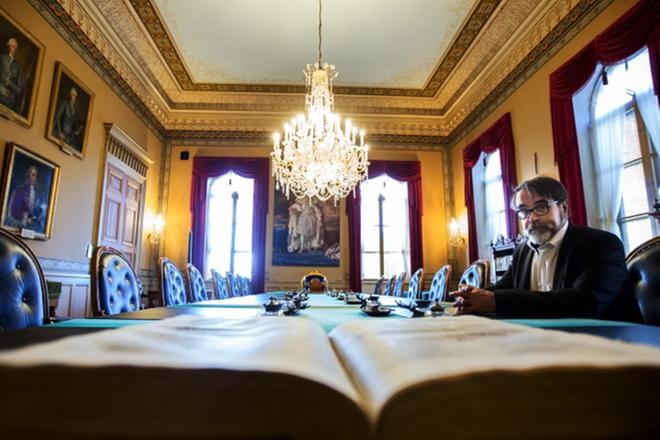Vaasan hovioikeuden täysistuntosalin pöydällä komeilee Kaarle XII:n Raamattu vuodelta 1703. Se oli Kustaa III:n lahja Vaasan hovioikeudelle. Vielä viime vuoteen asti sitä käytettiin valaraamattuna tuomarinvalaa vannottaessa, kertoo Vaasan hovioikeuden presidentti Tapani Vasama. KUVA: MINNA ANTILA