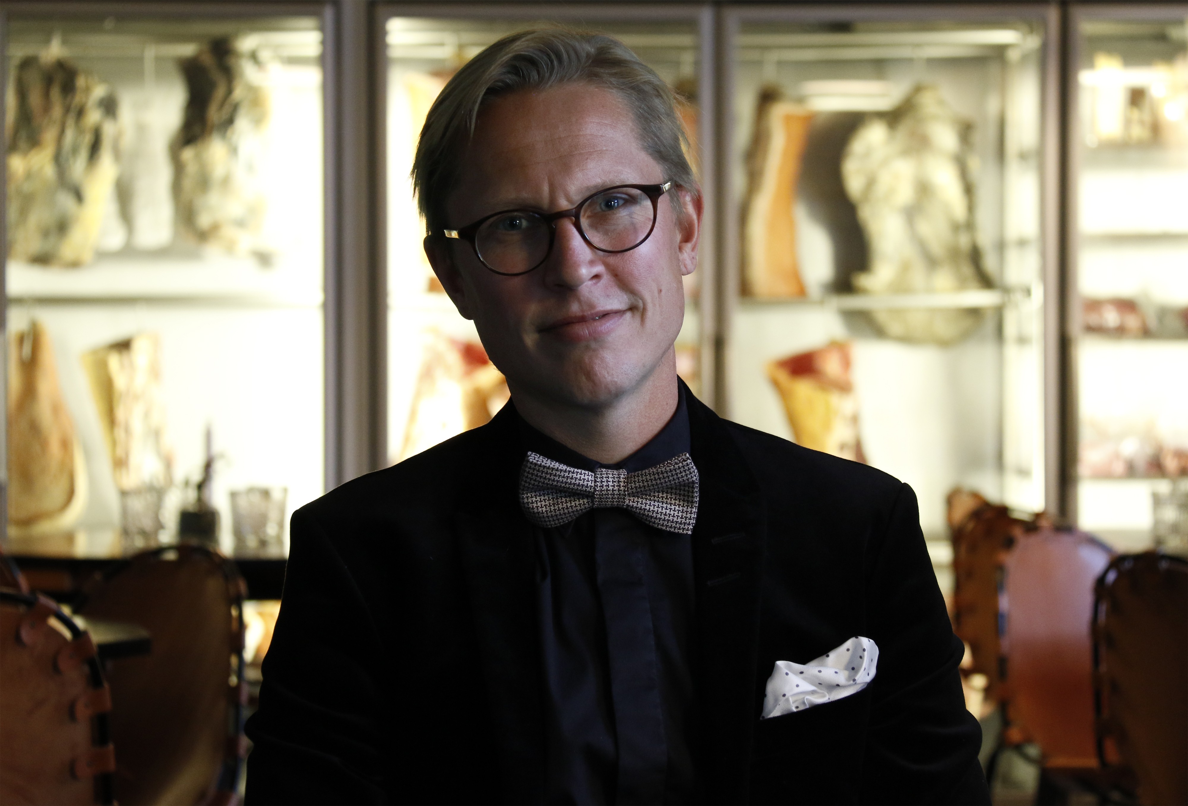 Riku Stenros pukeutuu viikonloppuisin töissä mielellään pukuun ja rusettiin. Vapaa-ajallaan hän harrastaa kestävyyslajeja ja koluaa teräsmieskisoja.