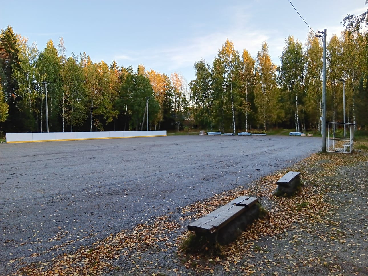 Kilpailut alkavat lauantaiaamuna 3.10. Länsimetsän koulun vieressä olevalla kentällä, jossa iso joukko partiolaisia suorittaa ensimmäiset rastitehtävät.