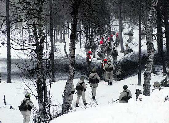 Joulukuussa pidetyn Sompa 07 -harjoituksen joukot etenevät Rovajärvellä. Komppanian hyökkäysammunta Parvaharjussa 16. joulukuuta.