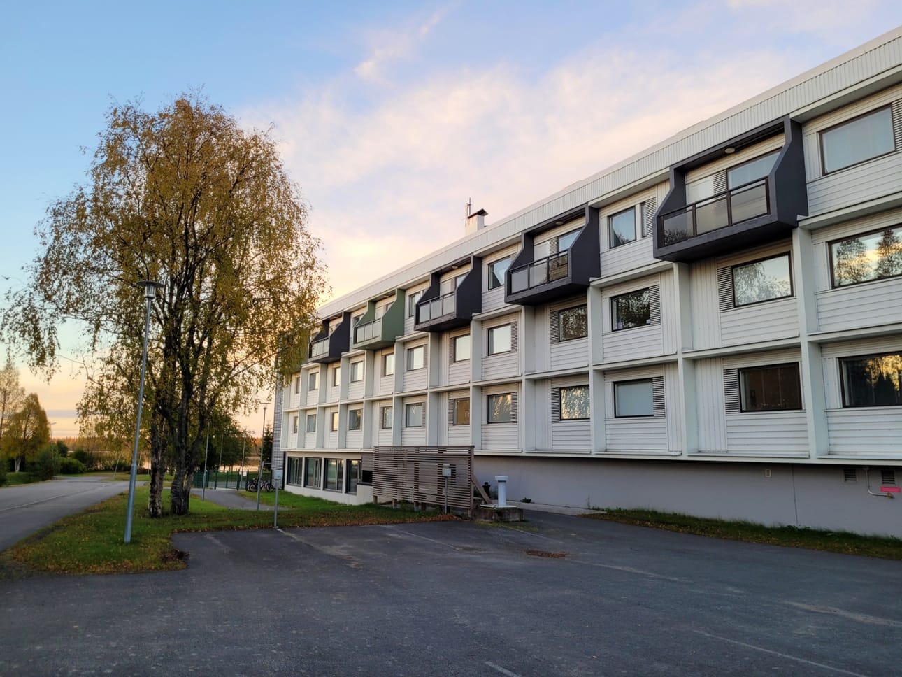 Vuonna 2022 remontoidussa entisen hotellin ylimmässä kerroksessa Mainiokoti Rannanhelmessä tarjotaan turvallista ja yhteisöllistä asumista ikäihmisille.